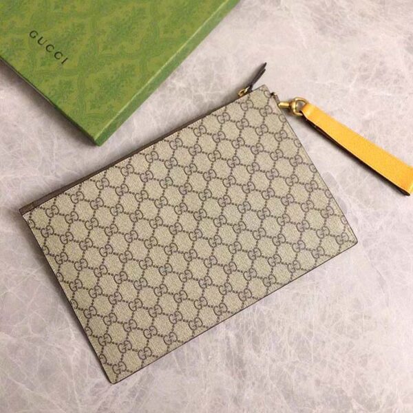 Phía sau túi Clutch Gucci